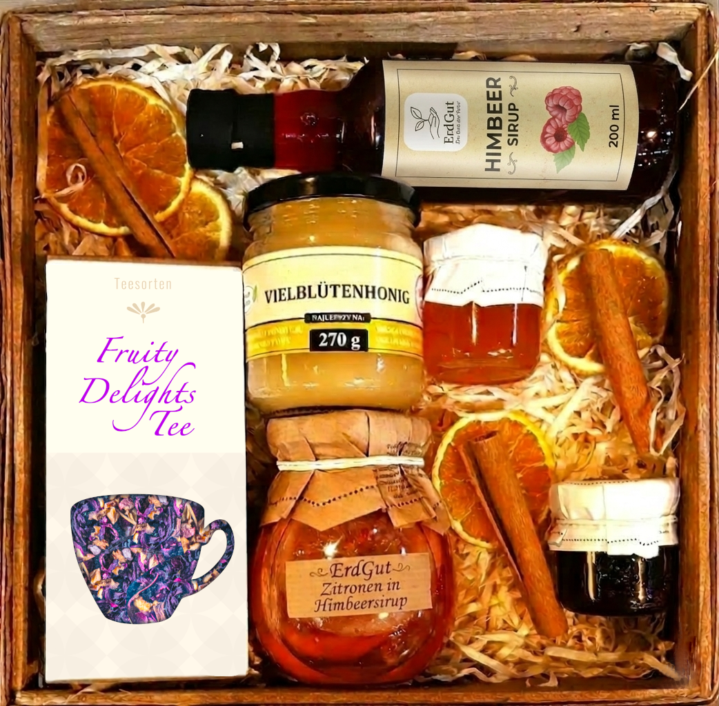 Geschenkkorb mit Tee, Honig, Sirupe, Zitronen und Marmelade