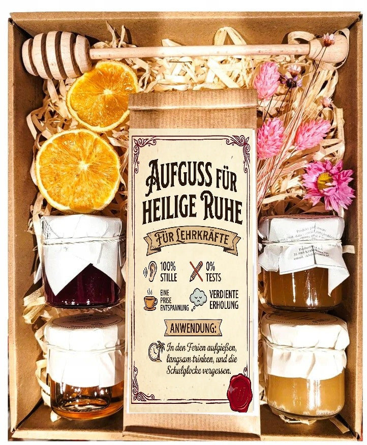 Geschenkkorb mit Blumen, Honig, Tee und Marmelade