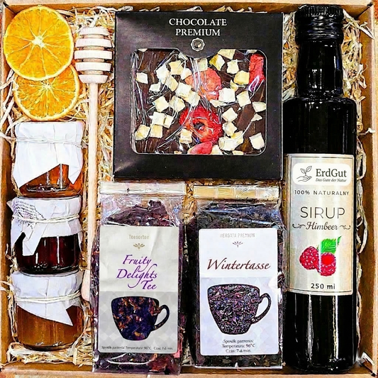 Geschenkkorb mit Honig, Schokolade, Tee und Sirup