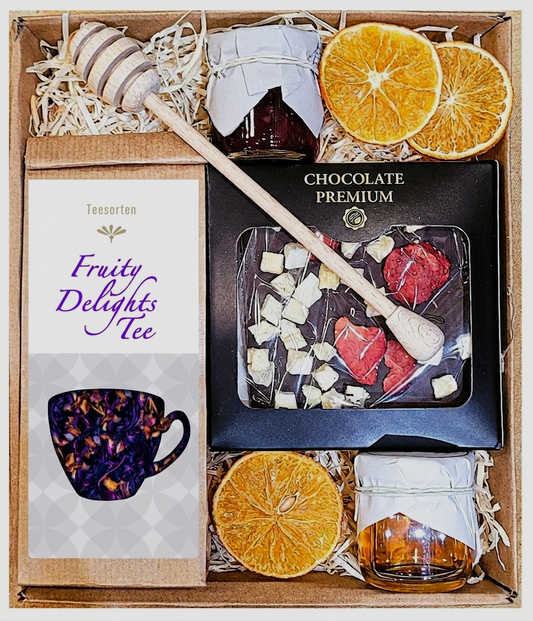Geschenkkorb mit Tee, Fruchtaufstrich, Schokolade und Honig